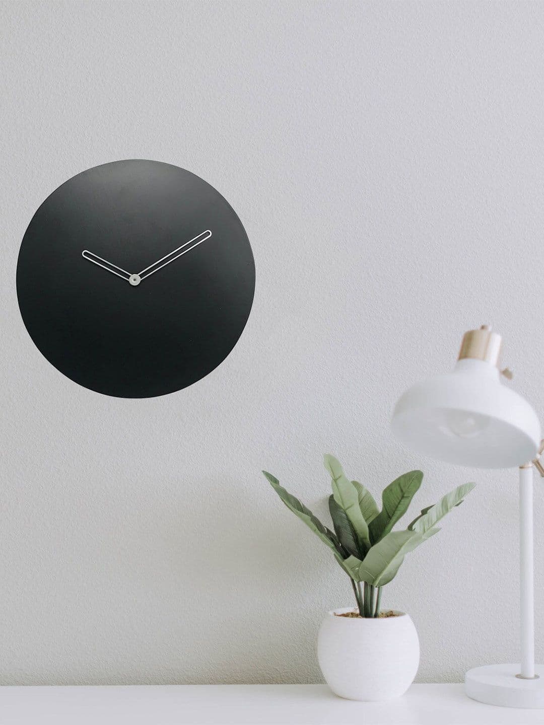Crimson Knot Black Traditional Round Wall Clock